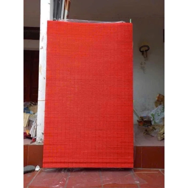 Mành tăm đỏ không chỉ phù hợp cho Tết mà còn có thể được dùng trong các lễ hội khác như Đêm giao thừa, sinh nhật, hoặc ngay cả những buổi tiệc nội thất. (Ảnh 5) Mành tăm đỏ không chỉ phù hợp cho Tết mà còn có thể được dùng trong các lễ hội khác như Đêm giao thừa, sinh nhật, hoặc ngay cả những buổi tiệc nội thất. (Ảnh 5)