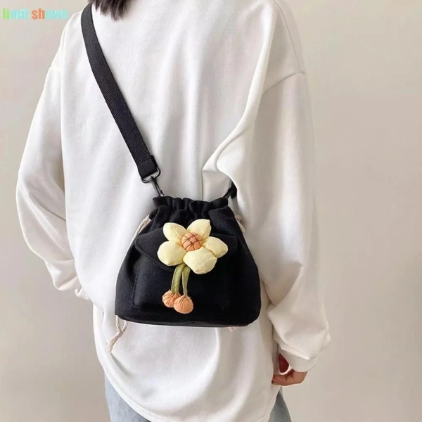 Trong danh mục hiện có, Túi vải đeo chéo, Túi đeo vai vải dây rút trẻ em, Túi xách nữ chứa nhiều hoa phong cách Hàn Quốc Bé gái đáp ứng hầu hết các tiêu chí trên. (Ảnh 5)