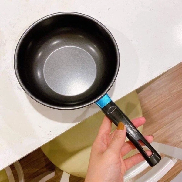 Lớp chống dính hiện đại, đặc biệt là nano silver, được áp dụng trên bề mặt chảo để giảm ma sát và ngăn thực phẩm dính. (Ảnh 2) Lớp chống dính hiện đại, đặc biệt là nano silver, được áp dụng trên bề mặt chảo để giảm ma sát và ngăn thực phẩm dính. (Ảnh 2)