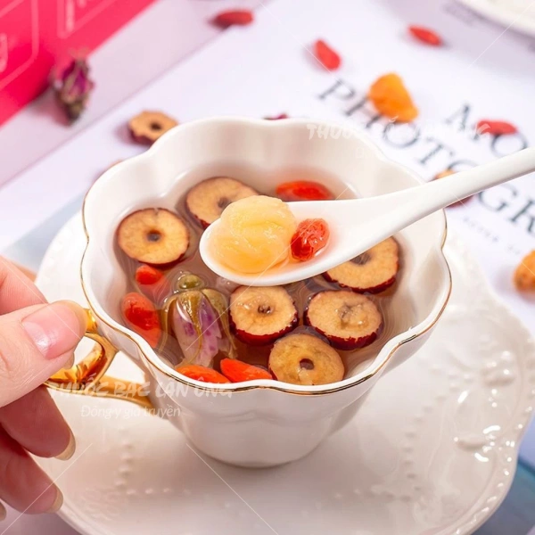 Độ giòn của táo đỏ sấy có thể mất dần nếu không được bảo quản đúng cách. (Ảnh 5) Độ giòn của táo đỏ sấy có thể mất dần nếu không được bảo quản đúng cách. (Ảnh 5)