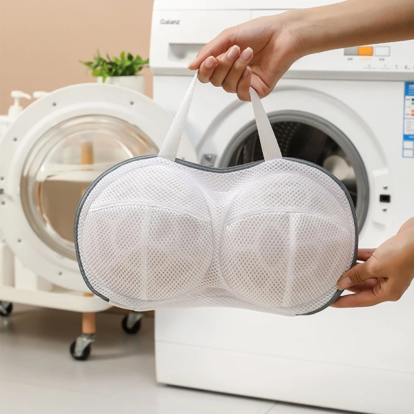 Trong quá trình giặt, áo ngực thường bị đan vào áo sơ mi, áo khoác hoặc các phụ kiện cứng như khóa kéo, nắp vỏ. (Ảnh 2) Trong quá trình giặt, áo ngực thường bị đan vào áo sơ mi, áo khoác hoặc các phụ kiện cứng như khóa kéo, nắp vỏ. (Ảnh 2)