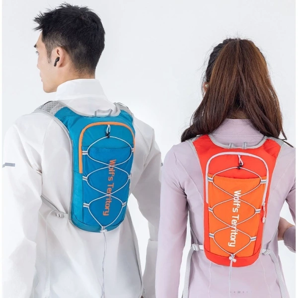 Việc mang tải quá mức dù “có vẻ nhẹ” sẽ làm cơ bắp chịu áp lực gia tăng, nhất là các cơ lưng, vai và cánh tay. (Ảnh 2)
