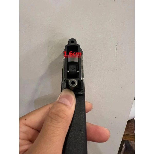 Một số thương hiệu lớn (Sony, Baravia, Lusetti, Lock&Lock…) đã có sẵn mẫu tay cầm tiêu chuẩn, nhưng trong quá trình lắp đặt hoặc thay thế, các cửa hàng thường sử dụng những mẫu “đế hẹp” vì chúng dễ dàng phù hợp với hầu hết các loại vali. (Ảnh 3) Một số thương hiệu lớn (Sony, Baravia, Lusetti, Lock&Lock…) đã có sẵn mẫu tay cầm tiêu chuẩn, nhưng trong quá trình lắp đặt hoặc thay thế, các cửa hàng thường sử dụng những mẫu “đế hẹp” vì chúng dễ dàng phù hợp với hầu hết các loại vali. (Ảnh 3)