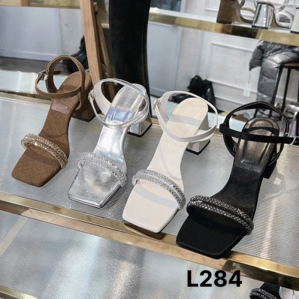Độ thoải mái thực tế của sandal nữ quai đá 7cm sau một ngày dài đứng bán hàng - Ảnh 1 Độ thoải mái thực tế của sandal nữ quai đá 7cm sau một ngày dài đứng bán hàng - Ảnh 1