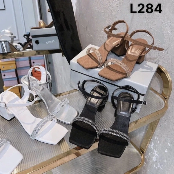 Áp dụng các tiêu chí này sẽ giúp bạn chọn được chiếc sandal vừa “đẹp” vừa “vững”, tối ưu hóa năng suất và sức khỏe bàn chân. (Ảnh 5) Áp dụng các tiêu chí này sẽ giúp bạn chọn được chiếc sandal vừa “đẹp” vừa “vững”, tối ưu hóa năng suất và sức khỏe bàn chân. (Ảnh 5)