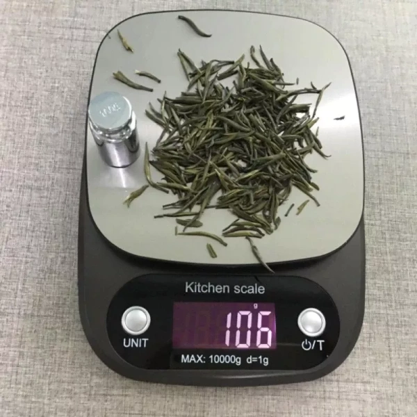 Mặt cân được làm bằng hợp kim thép không gỉ, không in dấu tay, giúp ngăn ngừa hiện tượng rỉ sét hoặc hư hỏng khi tiếp xúc thường xuyên với độ ẩm và thực phẩm có tính axit như chanh, dấm. (Ảnh 2) Mặt cân được làm bằng hợp kim thép không gỉ, không in dấu tay, giúp ngăn ngừa hiện tượng rỉ sét hoặc hư hỏng khi tiếp xúc thường xuyên với độ ẩm và thực phẩm có tính axit như chanh, dấm. (Ảnh 2)