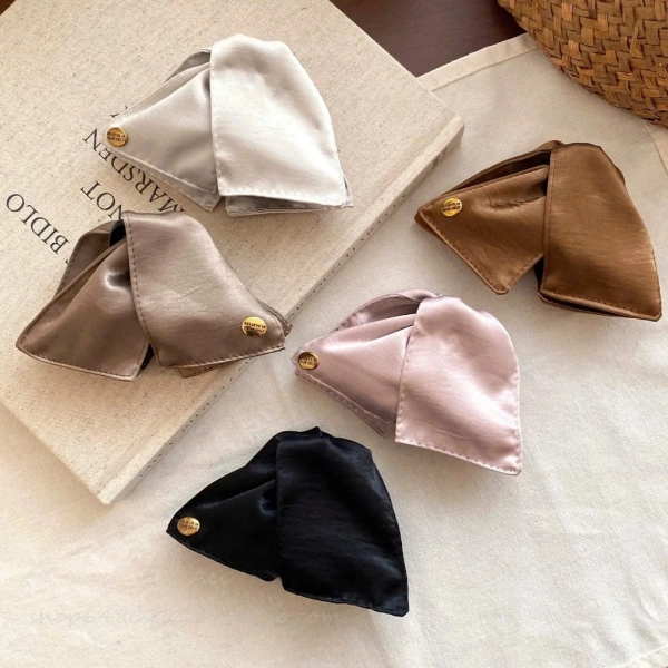 Kim loại chịu được lực kéo mạnh và bền bỉ qua thời gian, nhưng cảm giác trên tóc không được “êm” như satin. (Ảnh 3)