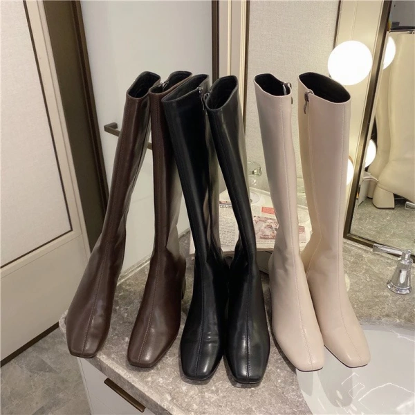 Chiều dài bốt được chia thành ba mức phổ biến: ngắn (đánh tới mắt cá), trung bình (đánh tới giữa bắp chân) và dài (chạm đầu gối). (Ảnh 2) Chiều dài bốt được chia thành ba mức phổ biến: ngắn (đánh tới mắt cá), trung bình (đánh tới giữa bắp chân) và dài (chạm đầu gối). (Ảnh 2)