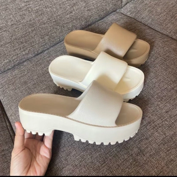 Đôi chân to thường gặp rủi ro khi chọn dép xuồng nữ cao 5 cm: cảm giác chật và trơn không ngờ - Ảnh 1 Đôi chân to thường gặp rủi ro khi chọn dép xuồng nữ cao 5 cm: cảm giác chật và trơn không ngờ - Ảnh 1