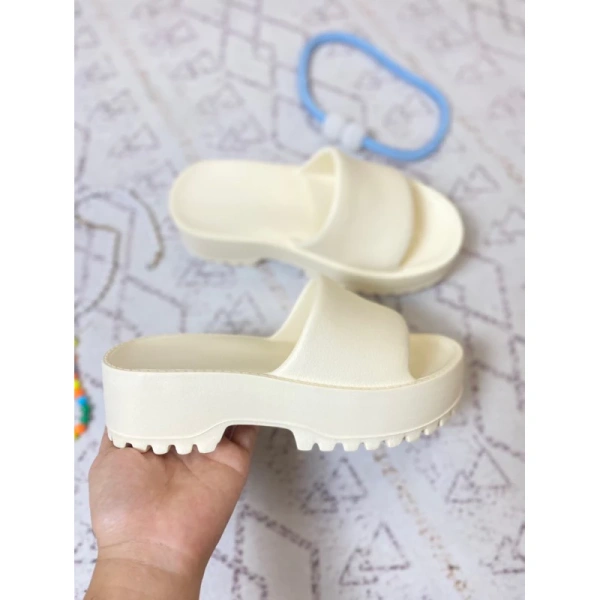 Đôi chân to thường gặp rủi ro khi chọn dép xuồng nữ cao 5 cm: cảm giác chật và trơn không ngờ - Ảnh 4 Đôi chân to thường gặp rủi ro khi chọn dép xuồng nữ cao 5 cm: cảm giác chật và trơn không ngờ - Ảnh 4