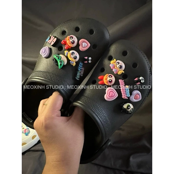 Dựa vào bảng so sánh, có thể thấy rằng dép Crocs Classic kèm charm Powerpuff Girls không chỉ đáp ứng yêu cầu “độ êm ái” mà còn mang lại yếu tố thẩm mỹ cá tính. (Ảnh 5)