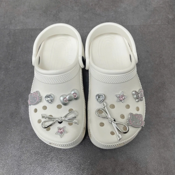 Đôi dép đế cao 4 cm hứa hẹn tăng chiều cao, nhưng thực tế trên sàn ẩm lại là câu hỏi về độ an toàn - Ảnh 3