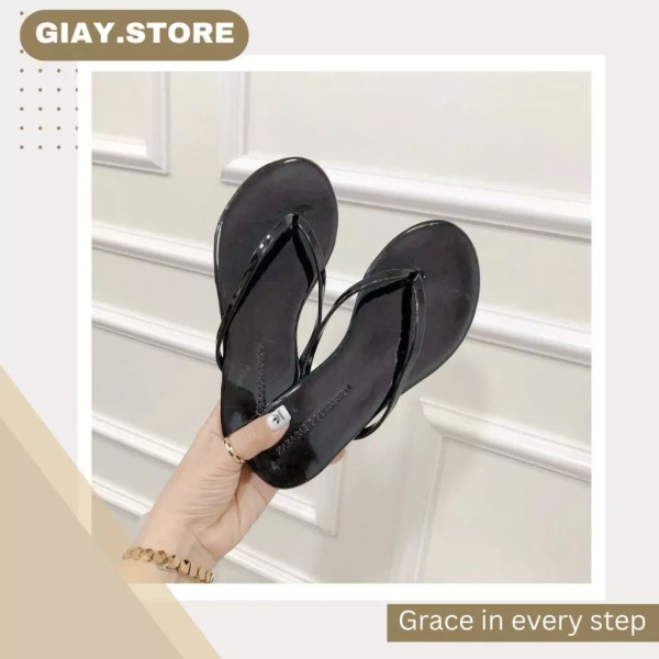 Đôi dép lê nhẹ êm bỗng trở thành giải pháp không ngờ cho những bước chân năng động trên bãi biển mùa hè. - Ảnh 1