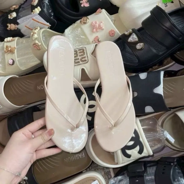 Để hiểu rõ hơn về ưu và nhược điểm, chúng ta có thể so sánh ba lựa chọn phổ biến: dép lê nhẹ êm, dép sandal dây buộc và giày lười (loafer) đi biển. (Ảnh 3)