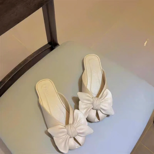 Một trong những lựa chọn đang nhận được nhiều phản hồi tích cực là Dép lê nữ xinh mùa hè, dép nữ thắt nơ básico đế bệt. (Ảnh 3) Một trong những lựa chọn đang nhận được nhiều phản hồi tích cực là Dép lê nữ xinh mùa hè, dép nữ thắt nơ básico đế bệt. (Ảnh 3)