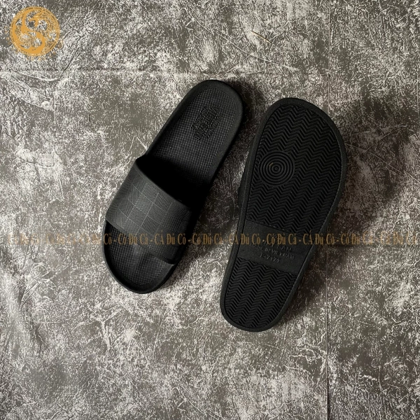 Đối với dép EVA, việc chọn size đúng không chỉ ảnh hưởng đến cảm giác thoải mái mà còn quyết định độ “thả” của bàn chân trên mặt đế. (Ảnh 4) Đối với dép EVA, việc chọn size đúng không chỉ ảnh hưởng đến cảm giác thoải mái mà còn quyết định độ “thả” của bàn chân trên mặt đế. (Ảnh 4)