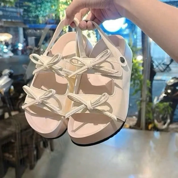 Chiều cao của đế (4 cm) được xem là mức “vàng” – đủ để kéo dài chiều dài chân, đồng thời không gây mất cân bằng khi di chuyển. (Ảnh 2) Chiều cao của đế (4 cm) được xem là mức “vàng” – đủ để kéo dài chiều dài chân, đồng thời không gây mất cân bằng khi di chuyển. (Ảnh 2)