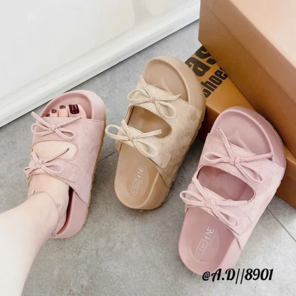 Khi có dự định phải đứng lâu (ví dụ ngày hội triển lãm), hãy chuẩn bị mang theo một đôi giày dép thay thế có độ bền cao hơn để luân phiên. (Ảnh 5) Khi có dự định phải đứng lâu (ví dụ ngày hội triển lãm), hãy chuẩn bị mang theo một đôi giày dép thay thế có độ bền cao hơn để luân phiên. (Ảnh 5)