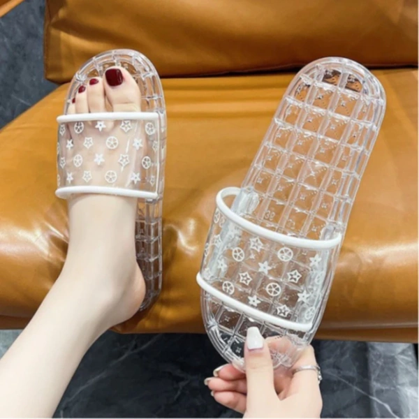 Đôi dép nữ quai ngang bằng nhựa trong suốt: bền bỉ tới mức khiến cách phối đồ hàng ngày bất ngờ thay đổi - Ảnh 4