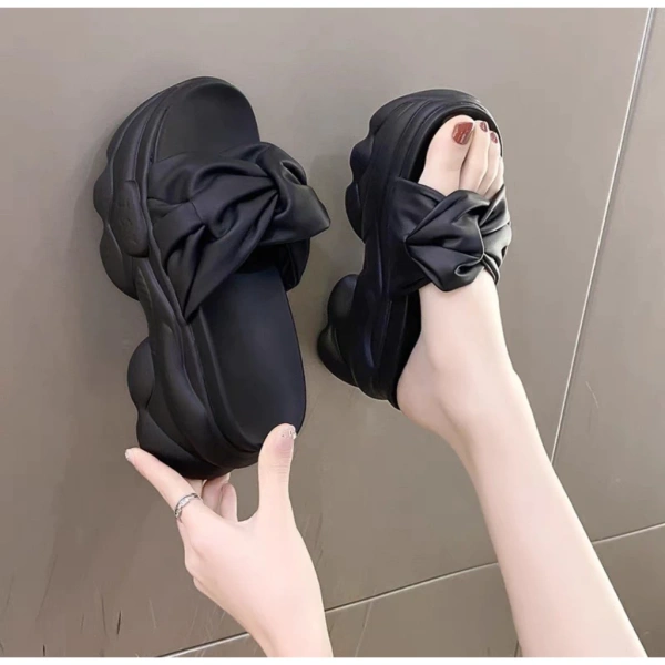 Đôi dép quai tét mang lại độ bám chắc, nhưng gây cọ xát khi bước dài - Ảnh 1