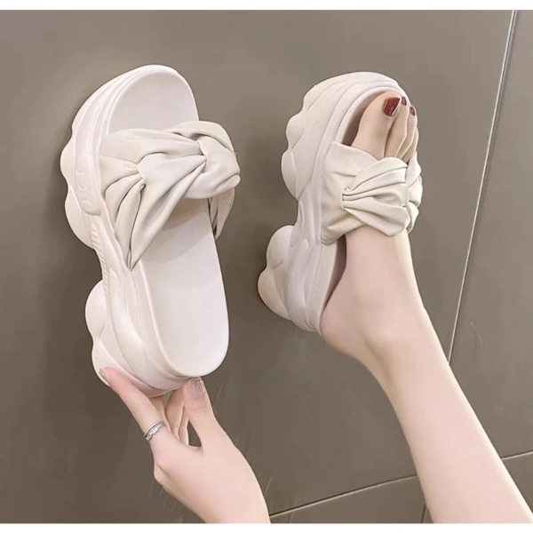 Đôi dép quai tét mang lại độ bám chắc, nhưng gây cọ xát khi bước dài - Ảnh 5