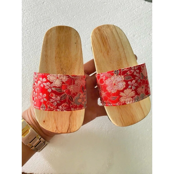 Ngày Tết không chỉ là thời gian sum vầy gia đình mà còn là dịp để trẻ mặc áo dài, áo bà ba truyền thống. (Ảnh 2) Ngày Tết không chỉ là thời gian sum vầy gia đình mà còn là dịp để trẻ mặc áo dài, áo bà ba truyền thống. (Ảnh 2)