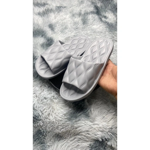 Để lựa chọn đúng đôi dép, việc hiểu rõ ưu và nhược điểm của từng loại là bước quan trọng. (Ảnh 3) Để lựa chọn đúng đôi dép, việc hiểu rõ ưu và nhược điểm của từng loại là bước quan trọng. (Ảnh 3)