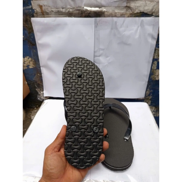 Trên thị trường hiện nay, ba loại vật liệu xốp thường được sử dụng cho dép khách sạn là EVA (Ethylene Vinyl Acetate), PU (Polyurethane) và TPU (Thermoplastic Polyurethane). (Ảnh 5)