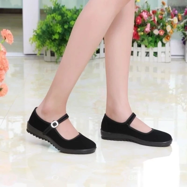 Đôi giày dẹt đen khiến chân mỏi hơn bao giờ hết sau ca làm việc kéo dài - Ảnh 4 Đôi giày dẹt đen khiến chân mỏi hơn bao giờ hết sau ca làm việc kéo dài - Ảnh 4