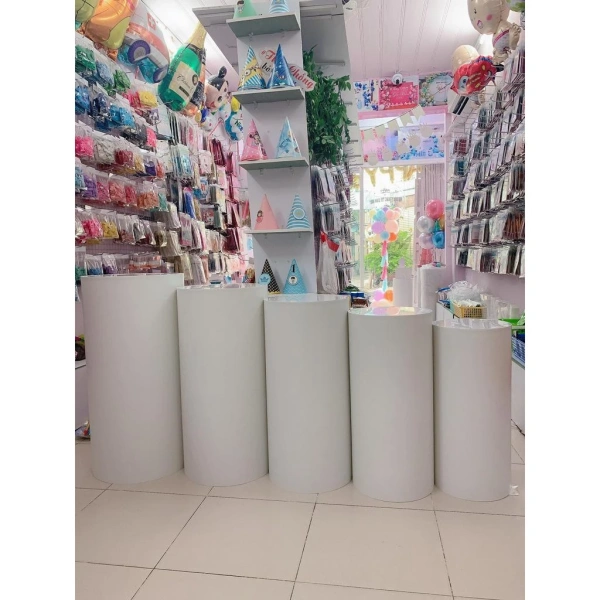 Đôi khi một chiếc đôn trụ trang trí lại quyết định sự hài hòa của toàn bộ tiệc sinh nhật, hơn cả mọi chi tiết khác - Ảnh 3 Đôi khi một chiếc đôn trụ trang trí lại quyết định sự hài hòa của toàn bộ tiệc sinh nhật, hơn cả mọi chi tiết khác - Ảnh 3