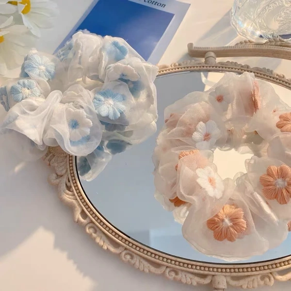 Khi đã có được một chiếc scrunchies phù hợp, việc sử dụng và bảo quản đúng cách mới là chìa khóa để duy trì mái tóc luôn sạch sẽ, không rối. (Ảnh 3) Khi đã có được một chiếc scrunchies phù hợp, việc sử dụng và bảo quản đúng cách mới là chìa khóa để duy trì mái tóc luôn sạch sẽ, không rối. (Ảnh 3)