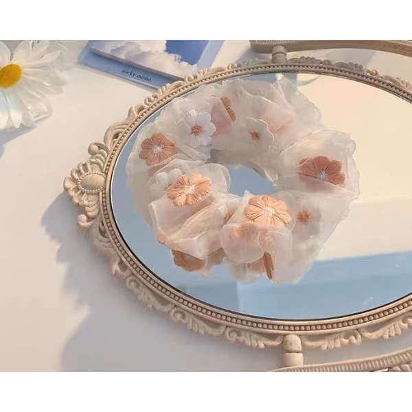 Mặc dù scrunchies được đánh giá cao về tính tiện lợi, vẫn còn những lựa chọn khác phù hợp với từng hoàn cảnh và độ tuổi của bé. (Ảnh 4) Mặc dù scrunchies được đánh giá cao về tính tiện lợi, vẫn còn những lựa chọn khác phù hợp với từng hoàn cảnh và độ tuổi của bé. (Ảnh 4)