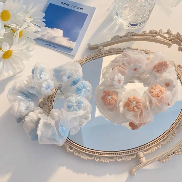 Trên thị trường, Dây Buộc Tóc Scrunchies Thêu Hoa Cúc Nổi Cho Bé Gái được thiết kế đặc biệt cho trẻ từ 2‑16 tuổi. (Ảnh 5) Trên thị trường, Dây Buộc Tóc Scrunchies Thêu Hoa Cúc Nổi Cho Bé Gái được thiết kế đặc biệt cho trẻ từ 2‑16 tuổi. (Ảnh 5)