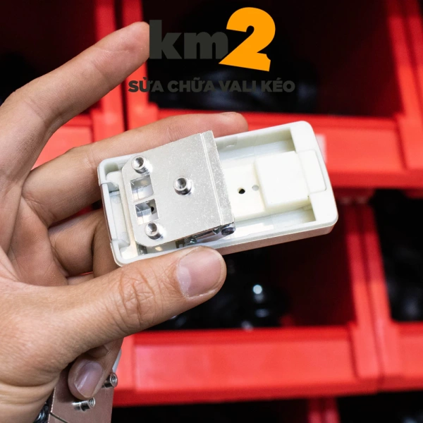 Sau khi chắc chắn cơ chế bên trong hoạt động tốt, hãy gắn khóa vào khung vali và thử mở đóng 2-3 lần. (Ảnh 3) Sau khi chắc chắn cơ chế bên trong hoạt động tốt, hãy gắn khóa vào khung vali và thử mở đóng 2-3 lần. (Ảnh 3)