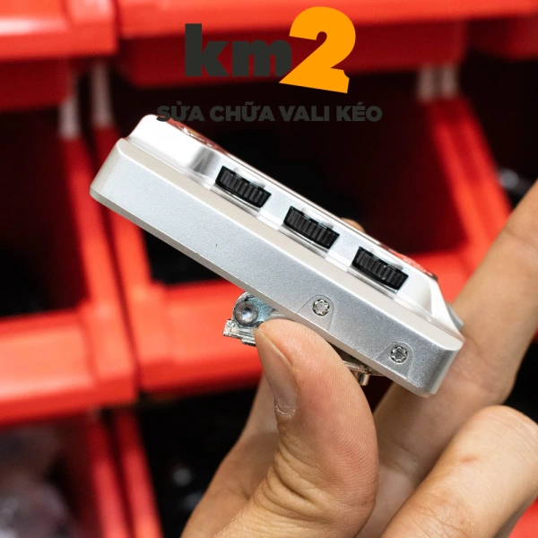 Đối với những người đang tìm kiếm một khóa thay thế vừa bền, vừa dễ lắp đặt, Khoá Số Vali Khung Nhôm KSN1 là một lựa chọn đáng cân nhắc. (Ảnh 4) Đối với những người đang tìm kiếm một khóa thay thế vừa bền, vừa dễ lắp đặt, Khoá Số Vali Khung Nhôm KSN1 là một lựa chọn đáng cân nhắc. (Ảnh 4)