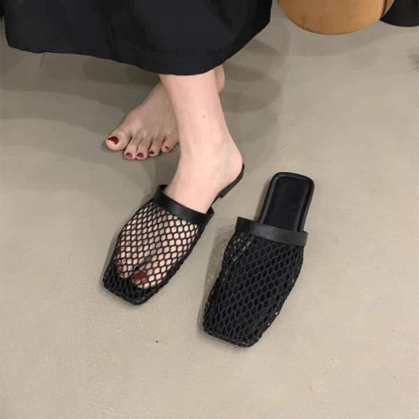 Đôi sandal dệt kim nhẹ mỏng ban đầu rất thoải mái, nhưng khi bước trên bãi biển ẩm ướt dễ gây mất ổn định - Ảnh 4