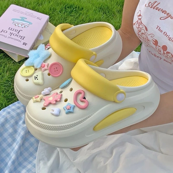 Đôi sandal nhẹ như bánh mì với sticker ngọt ngào khiến bạn vừa thích thú vừa băn khoăn về độ bền - Ảnh 1 Đôi sandal nhẹ như bánh mì với sticker ngọt ngào khiến bạn vừa thích thú vừa băn khoăn về độ bền - Ảnh 1