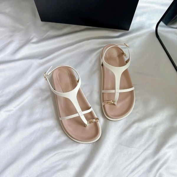 Đôi sandal nữ da mềm, khóa kim loại thu hút ánh nhìn, nhưng độ bệt 1.5 cm lại có thực sự thoải mái cho cả ngày dài? - Ảnh 2 Đôi sandal nữ da mềm, khóa kim loại thu hút ánh nhìn, nhưng độ bệt 1.5 cm lại có thực sự thoải mái cho cả ngày dài? - Ảnh 2