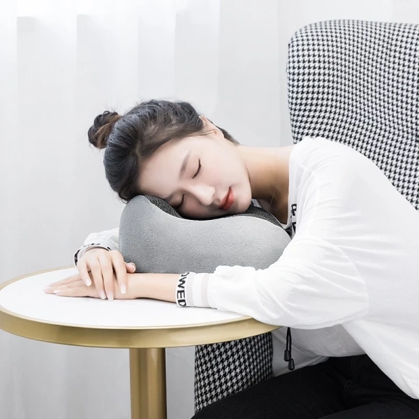 Đổi sang gối kê cổ cao su mềm khiến mỗi chuyến đi dài trở nên thoải mái hơn - Ảnh 2