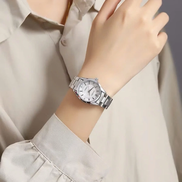 Áp dụng quy trình này không chỉ giúp đá duy trì độ trong suốt mà còn kéo dài tuổi thọ tổng thể của đồng hồ. (Ảnh 4) Áp dụng quy trình này không chỉ giúp đá duy trì độ trong suốt mà còn kéo dài tuổi thọ tổng thể của đồng hồ. (Ảnh 4)