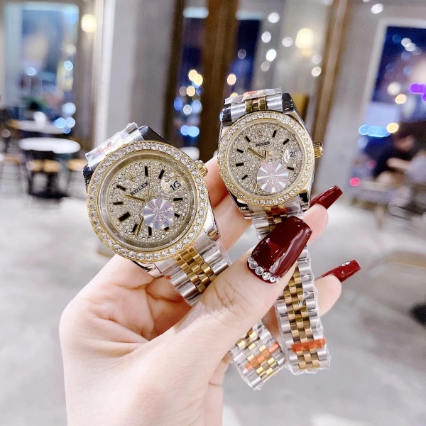 Độ dày vỏ quyết định trọng lượng tổng thể của đồng hồ, và khi hai người dùng cùng một thiết kế nhưng kích cỡ cổ tay khác nhau, cảm giác nhẹ hay nặng sẽ rất đa dạng. (Ảnh 3) Độ dày vỏ quyết định trọng lượng tổng thể của đồng hồ, và khi hai người dùng cùng một thiết kế nhưng kích cỡ cổ tay khác nhau, cảm giác nhẹ hay nặng sẽ rất đa dạng. (Ảnh 3)