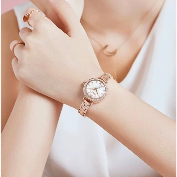 Đồng hồ nữ dây thép: Khi vẻ sang trọng gặp rủi ro gây căng tay suốt ngày - Ảnh 2 Đồng hồ nữ dây thép: Khi vẻ sang trọng gặp rủi ro gây căng tay suốt ngày - Ảnh 2