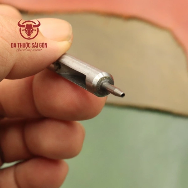 Đối với một số khách hàng, nhu cầu thay dây đồng hồ không chỉ về màu sắc mà còn về độ dày, độ bền và cách gắn kết. (Ảnh 3)
