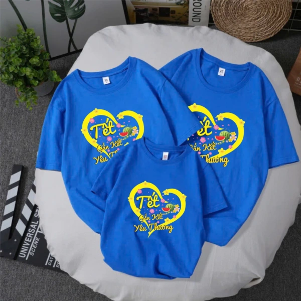 Đường may bên trong áo thun Tết cotton mịn thực sự quyết định sự thoải mái suốt cả ngày lễ. - Ảnh 4