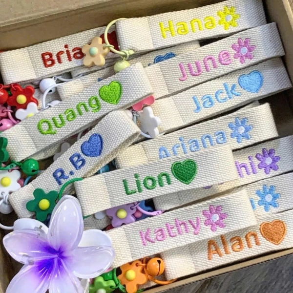 Gắn nhãn thêu tên lên balo trẻ thường chỉ bảo vệ đồ, nhưng thực tế lại giảm áp lực lo lắng mỗi chuyến đi - Ảnh 5 Gắn nhãn thêu tên lên balo trẻ thường chỉ bảo vệ đồ, nhưng thực tế lại giảm áp lực lo lắng mỗi chuyến đi - Ảnh 5