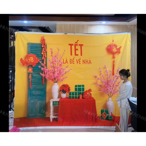 Gập gọn phông nền vải khổng lồ cho Tết thường tốn thời gian hơn dự định - Ảnh 1