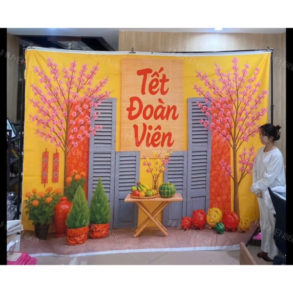 Đa số gia đình chọn phông nền có khoen ở viền vì tính linh hoạt và khả năng tái sử dụng cao. (Ảnh 4)