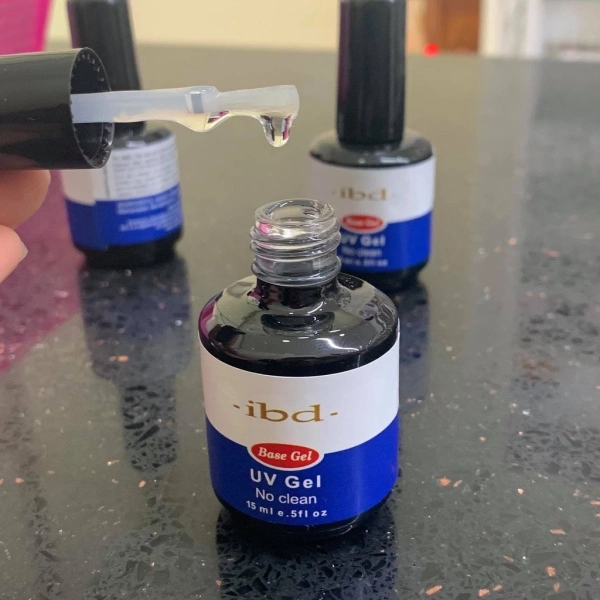 Khi so sánh với các loại base gel thường dùng (như Base ibd cao cấp siêu liên kết gel), gel siêu liên kết có ưu điểm là không cần đắp lớp base dày; nhờ công thức “dính cao”, nó có thể giảm bớt bước công đoạn, tiết kiệm thời gian và giảm thiểu lớp “bọc” dày làm móng trông quá nặng nề. (Ảnh 2) Khi so sánh với các loại base gel thường dùng (như Base ibd cao cấp siêu liên kết gel), gel siêu liên kết có ưu điểm là không cần đắp lớp base dày; nhờ công thức “dính cao”, nó có thể giảm bớt bước công đoạn, tiết kiệm thời gian và giảm thiểu lớp “bọc” dày làm móng trông quá nặng nề. (Ảnh 2)
