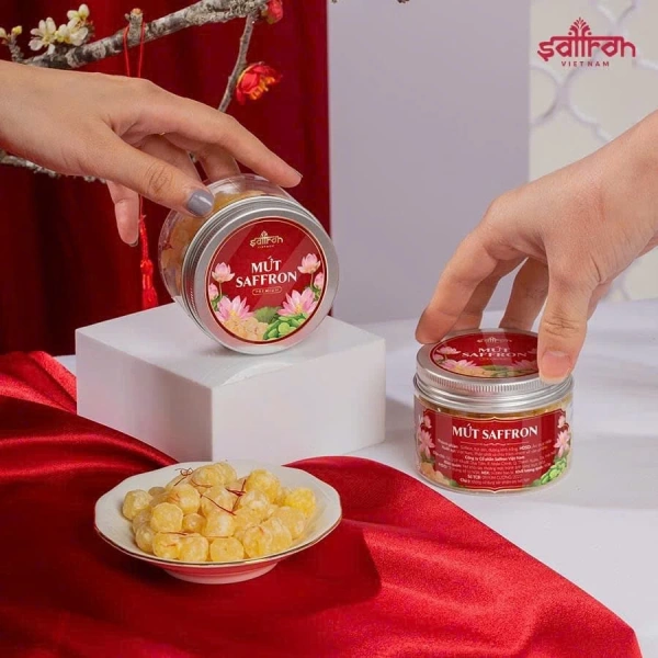 Nhìn lại toàn bộ bộ quà, ta thấy rằng mỗi thành phần đều đóng một vai trò riêng, từ việc tạo hương vị phong phú cho món trà, tới cung cấp một nguồn dinh dưỡng nhẹ nhàng cho cơ thể. (Ảnh 5) Nhìn lại toàn bộ bộ quà, ta thấy rằng mỗi thành phần đều đóng một vai trò riêng, từ việc tạo hương vị phong phú cho món trà, tới cung cấp một nguồn dinh dưỡng nhẹ nhàng cho cơ thể. (Ảnh 5)