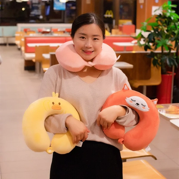 Gối chữ U được thiết kế đặc biệt để ôm vòng cổ, tạo ra một “đường viền” hỗ trợ tự nhiên cho cột sống khi người dùng nằm ngửa hoặc nghiêng. (Ảnh 2) Gối chữ U được thiết kế đặc biệt để ôm vòng cổ, tạo ra một “đường viền” hỗ trợ tự nhiên cho cột sống khi người dùng nằm ngửa hoặc nghiêng. (Ảnh 2)
